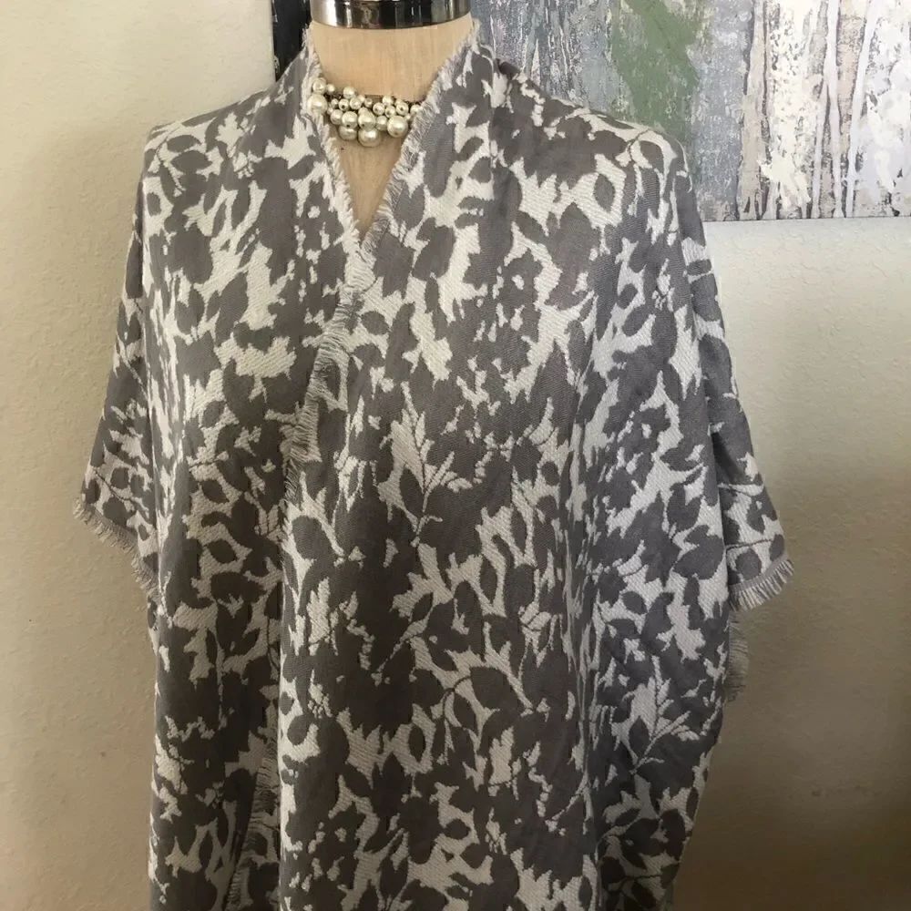 LUCKY BRAND Gray/White Floral Reversible Fringed Poncho